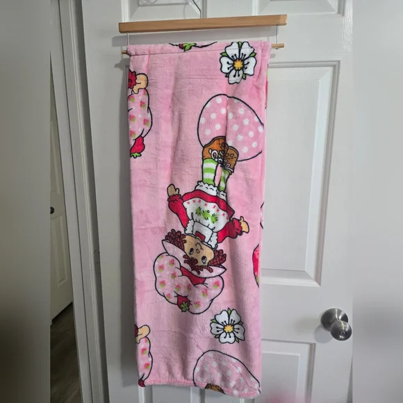 Strawberry Shortcake Pink Blanket - Picture 2 of 5